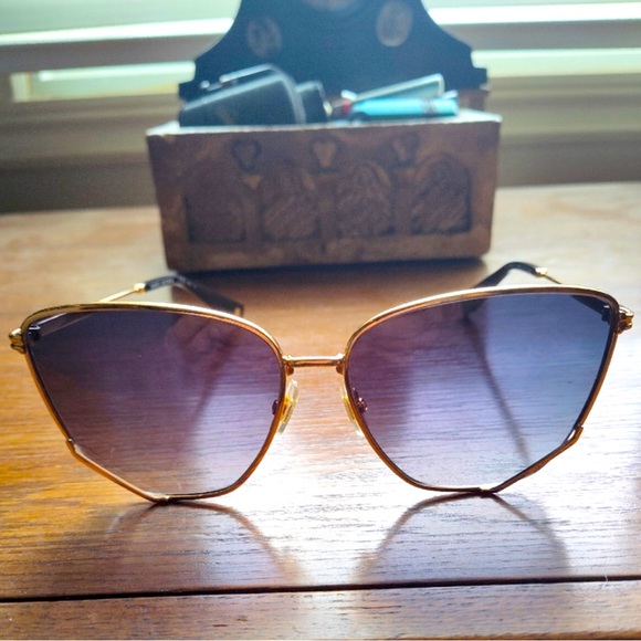 💖💖 Elegant Marc Jacobs Sunglasses 😎 🕶🎩 - Picture 2 of 3